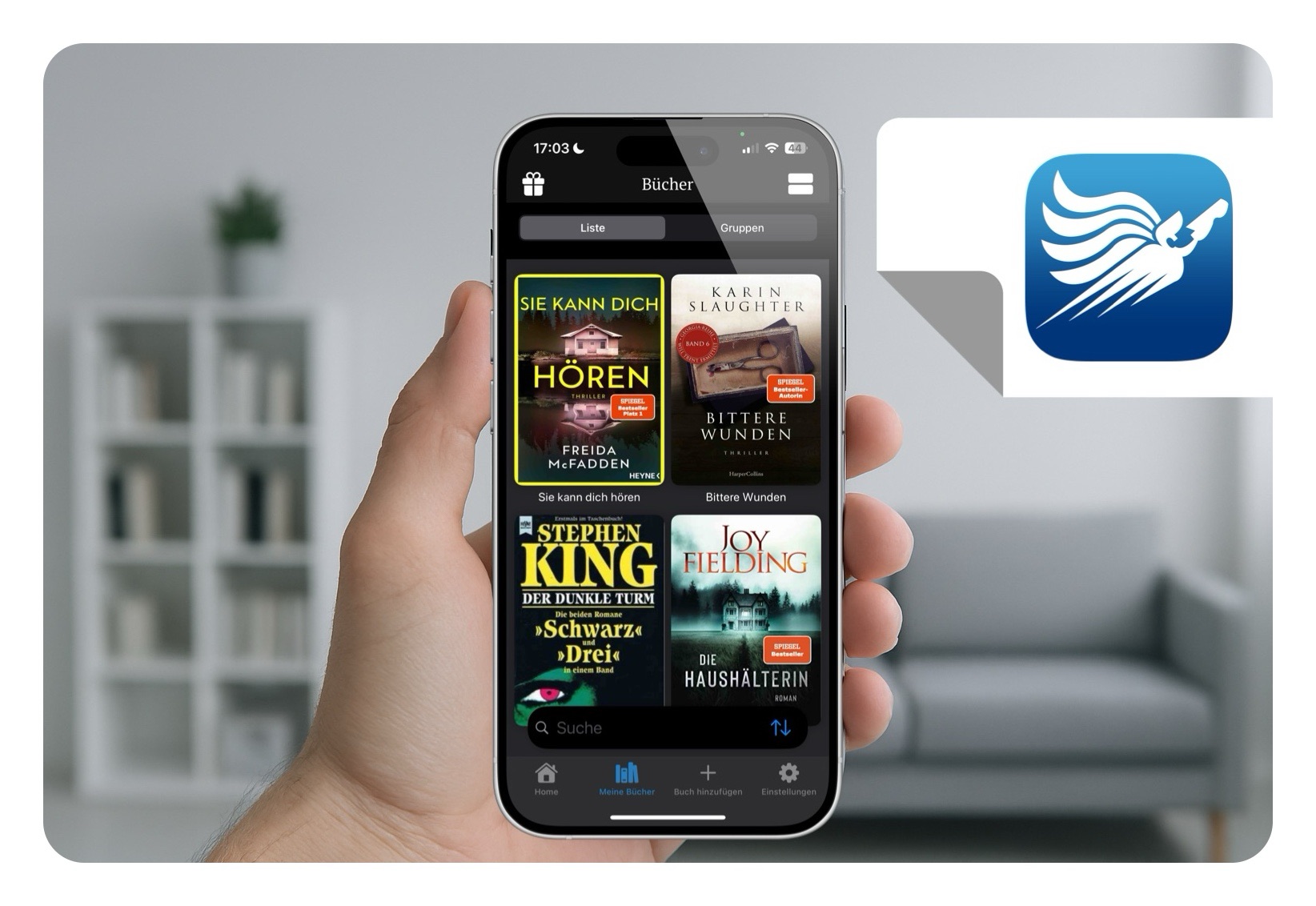 Titelbild: Eine Hand hält ein Smartphone, auf dessen Bildschirm die Buch-App ReadHero geöffnet ist. Die App zeigt vier Buchcover. Die Benutzeroberfläche der App enthält Symbole sowie eine Navigationsleiste. Rechts neben dem Smartphone ist das Logo von ReadHero zu sehen. Im Hintergrund erkennt man unscharf ein Bücherregal und ein Sofa.