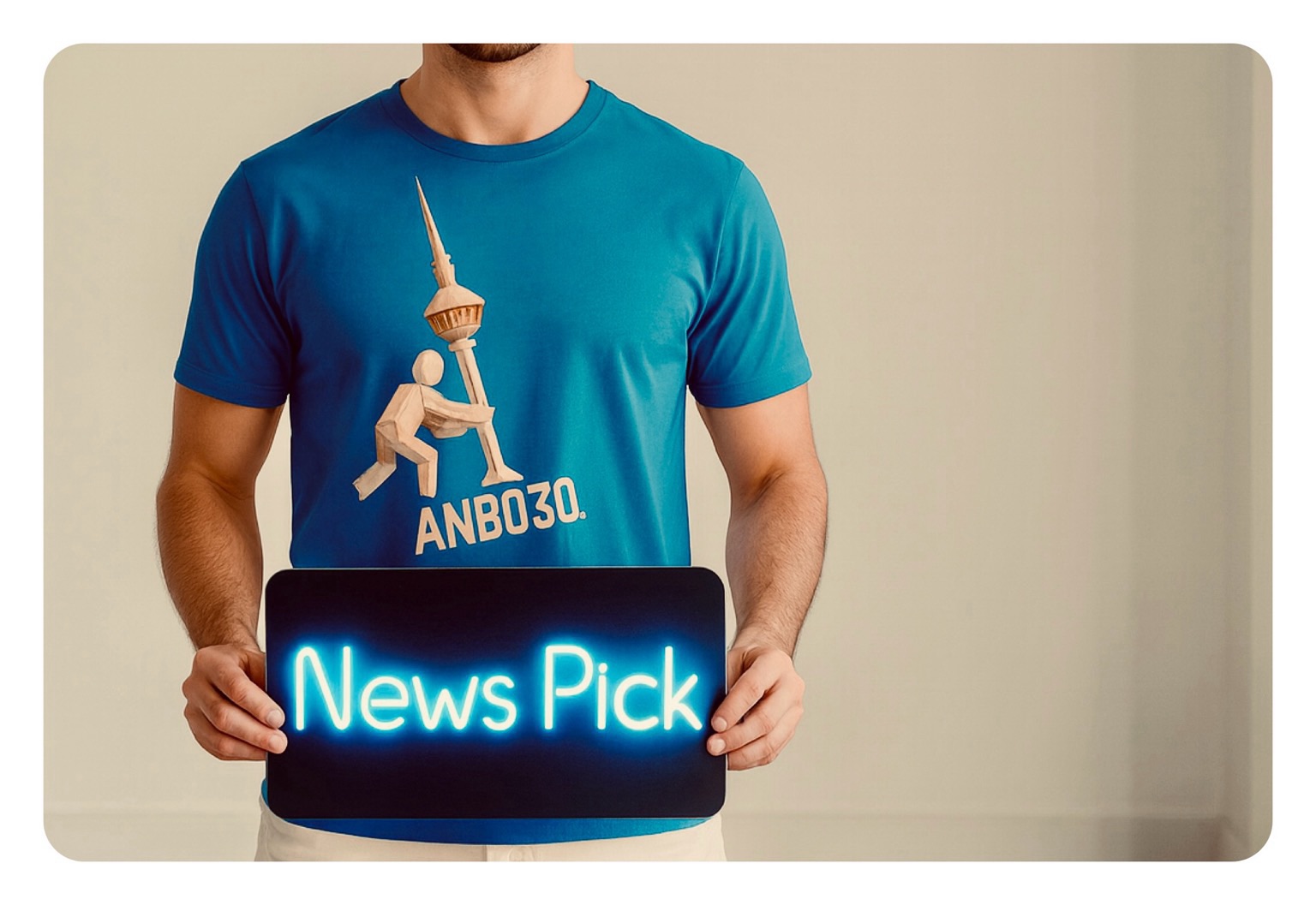 Titelbild: Zu sehen ist eine männliche Person mit einem T-Shirt mit dem Aufdruck anb030 und einem Schild in den Händen, auf dem „News-Pick“ steht.
