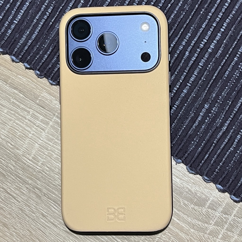 Die neue BandWerk 17 Pro Leder Hülle Light Brown in Kombination mit dem iPhone in Tiefblau.
