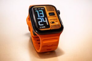 Das Cosmic Orange Hintergrundbild mit einem orangenen Armband. 