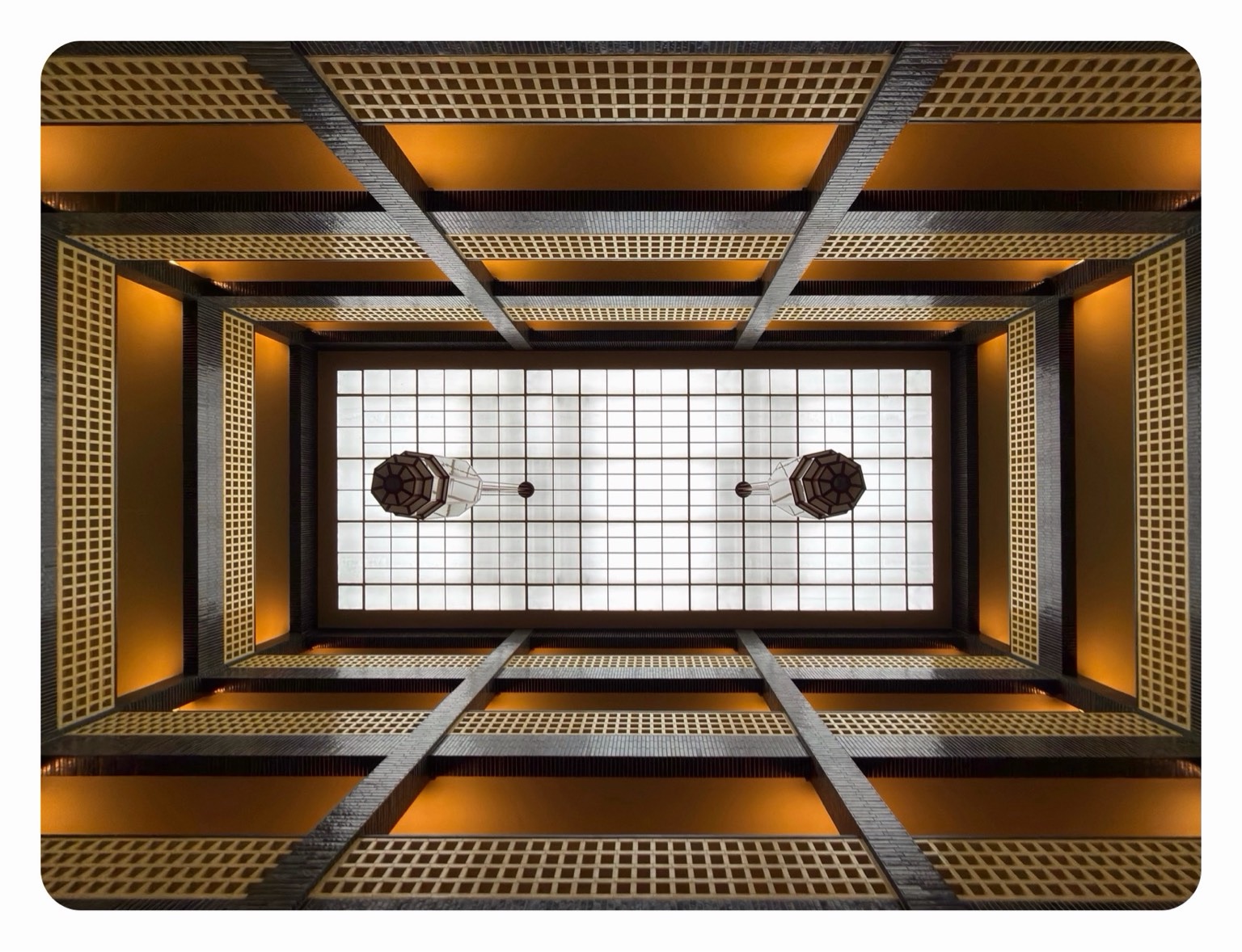 Titelbild: Es zeigt das Atrium im Haus des Rundfunks Berlin unweit des ICC und dessen Funkturm.